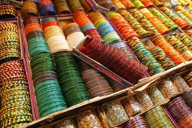 سرخ کھنکتی چوڑیاں —— صائمہ امتیاز